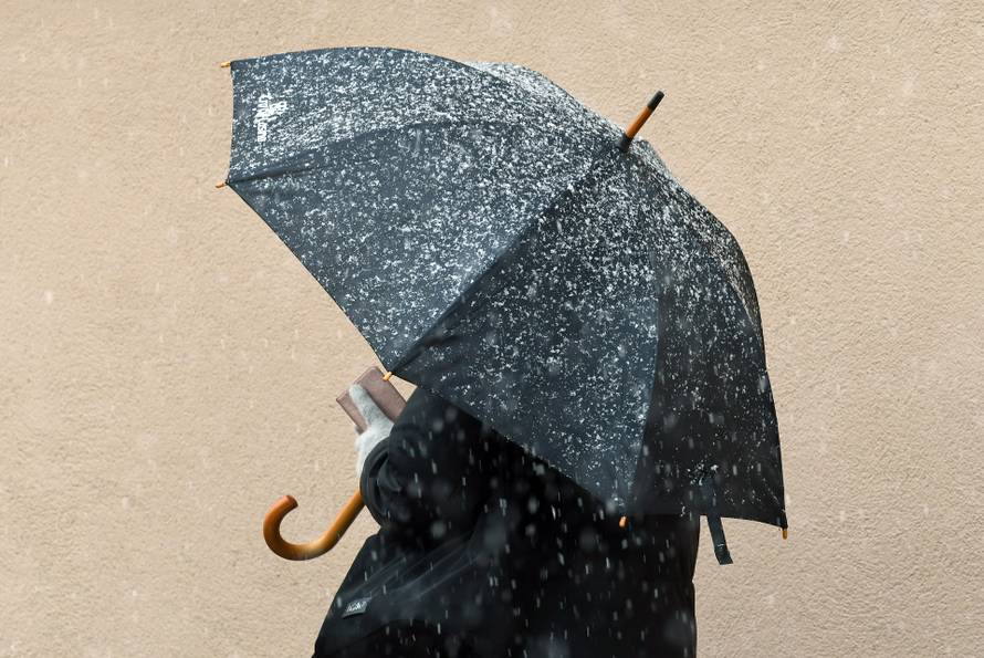 Gusti snijeg pada u Sisku