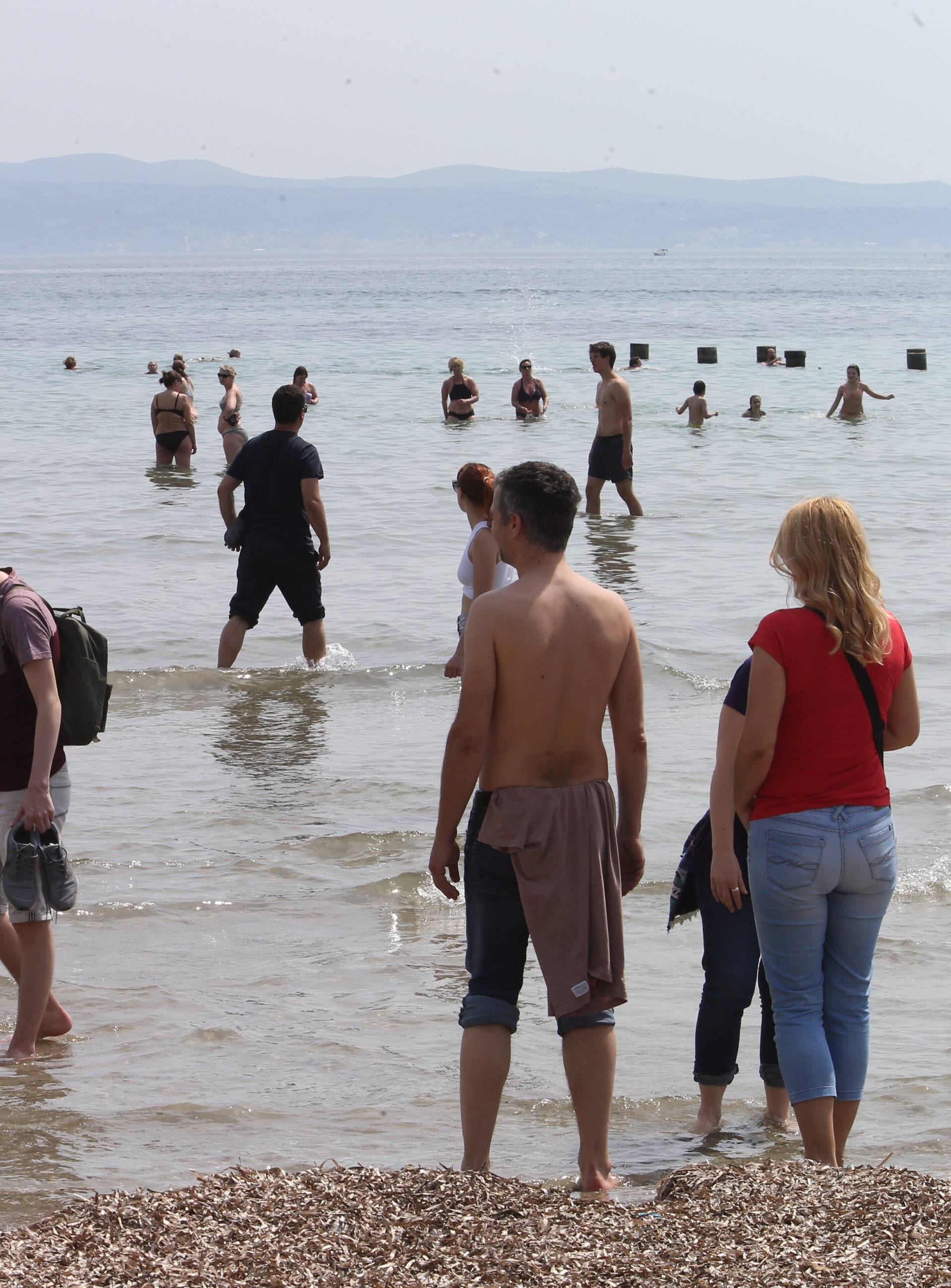 Ljeto stiglo u Dalmaciju: Plaže pune, more na ugodnih 20°C