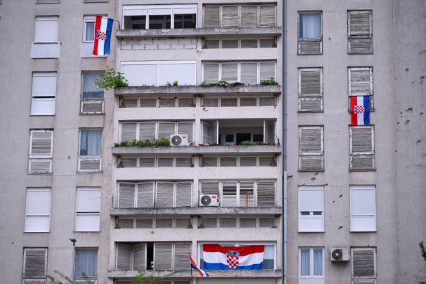 Knin: Hrvatske zastave vijore se gradom