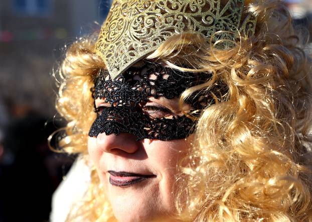 Jezera: Maškarana povorka prodefilirala je Jezerima