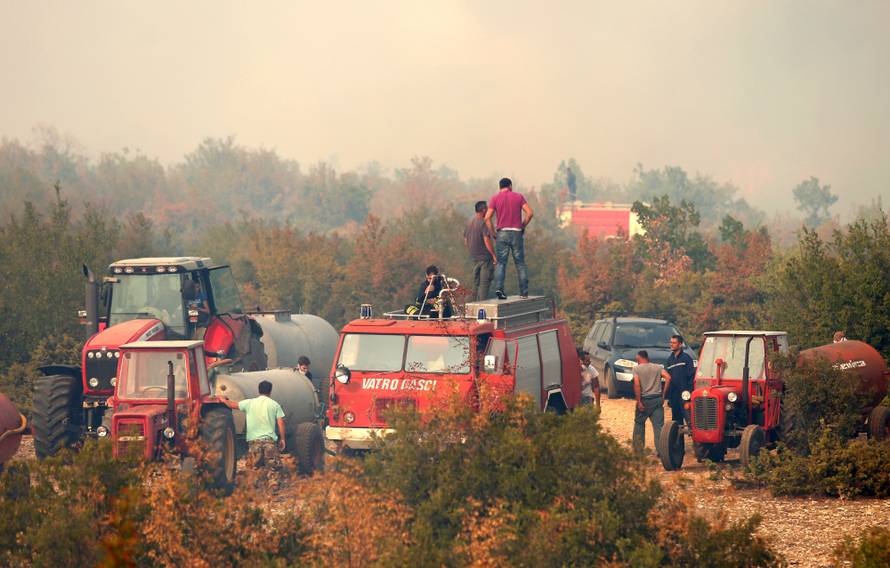 Evakuirali stanovnike sela kod Drniša: 'Ovo je velika nesreća'