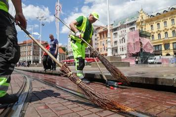 Zagreb: Radnici &Ccaron;isto&cacute;e &ccaron;iste trg nakon slavlja maturanata