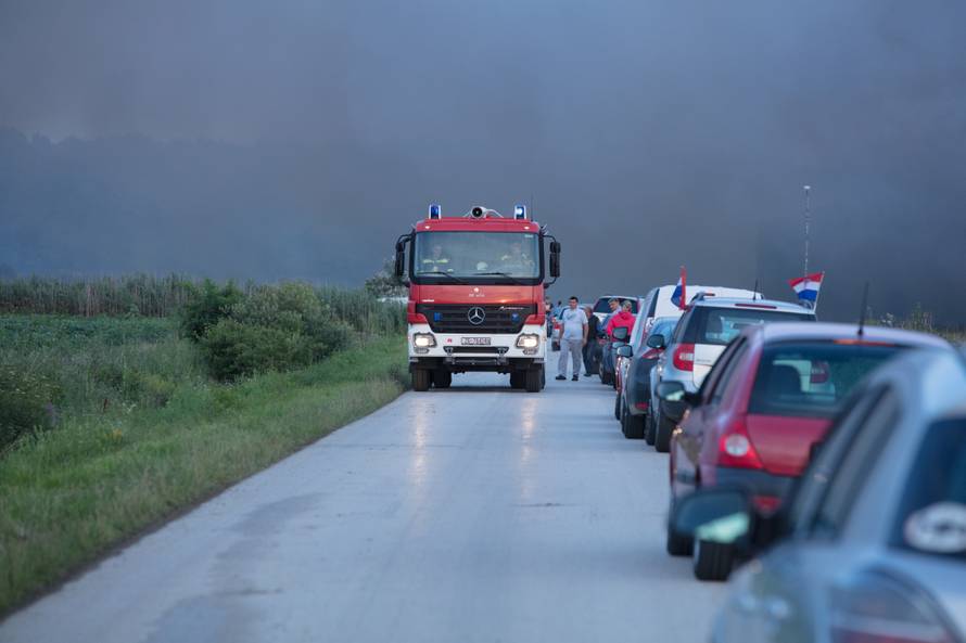 AndrijaÅ¡evci: Izgorjela Pikova farma svinja, stradalo 1000 svinja?