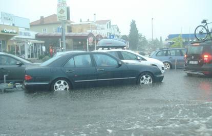 Nevrijeme: Potop u Dalmaciji, gromovi su palili kuće i aute 