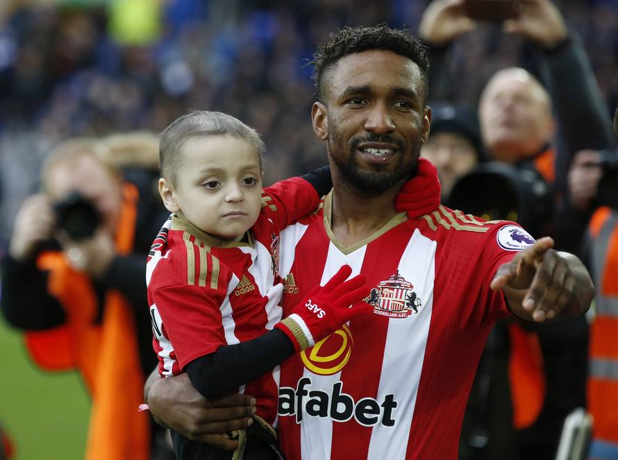 Sunderland's Jermain Defoe carries out young Sunderland fan Bradley Lowery before the match
