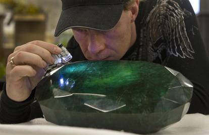 Najveći smaragd težak 11,5 kg na aukciji za 6,6 milijuna kuna