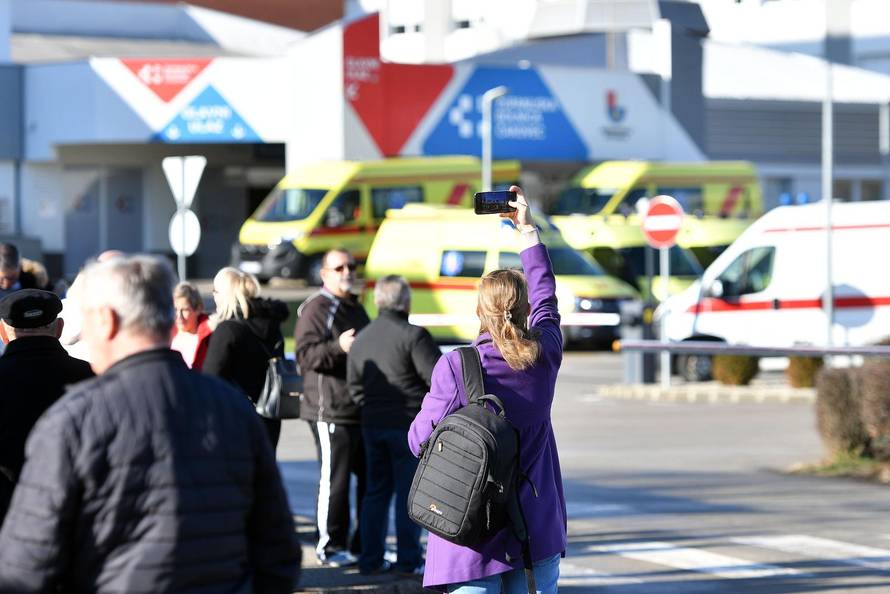 Čakovec: Građani dali podršku liječnicima, okupili se ispred bolnice