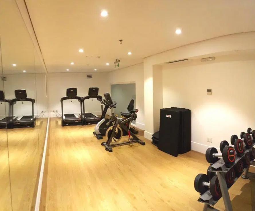 Lavine manekenki i alkohola: Ronaldinho ignorira karantenu