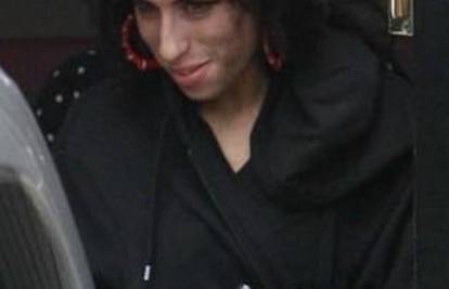 Amy Winehouse se drogira jer ju je potresla smrt bake