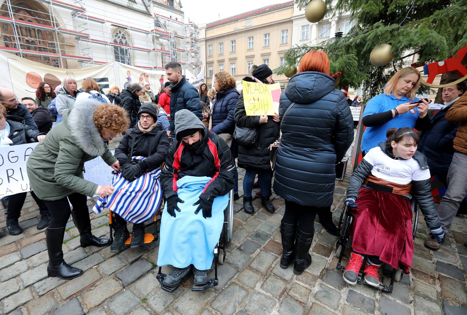 Zagreb: Prosvjed na Markovom trgu Udruge obitelji djece s teškoćama u razvoju "Sjena"