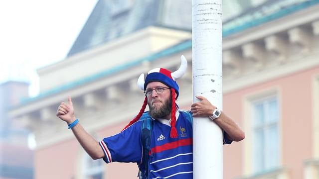 Francuz u Zagrebu proslavio pobjedu penjanjem po stupu