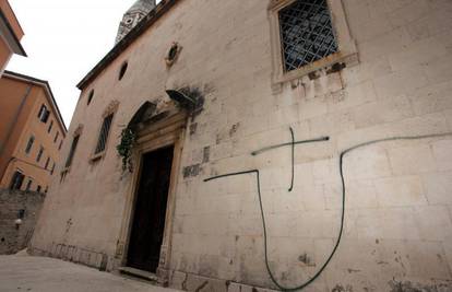 Zadar: Slovo 'U' na vrata crkve nacrtali su tinejdžeri