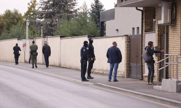 Čepin:  Policija i djelatnici USKOK-a ispred kuće Dragana Bakovića zvanog Bambur