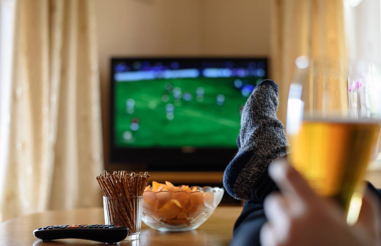 Sjedite li satima pred TV-om? Riskirate razvoj ovih bolesti...