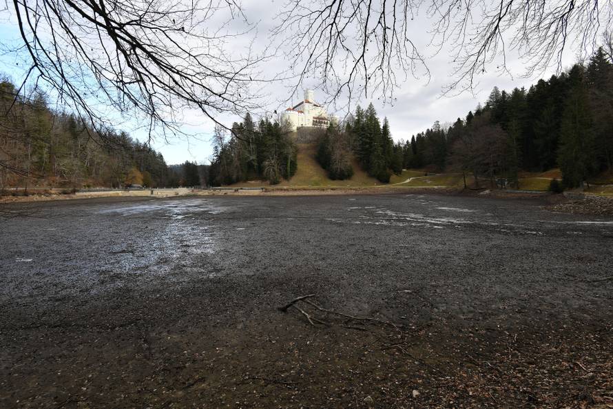 VIDEO Pogledajte kako izgleda Trakošćan danas: Umjesto vode u jezeru je ostao samo crni mulj