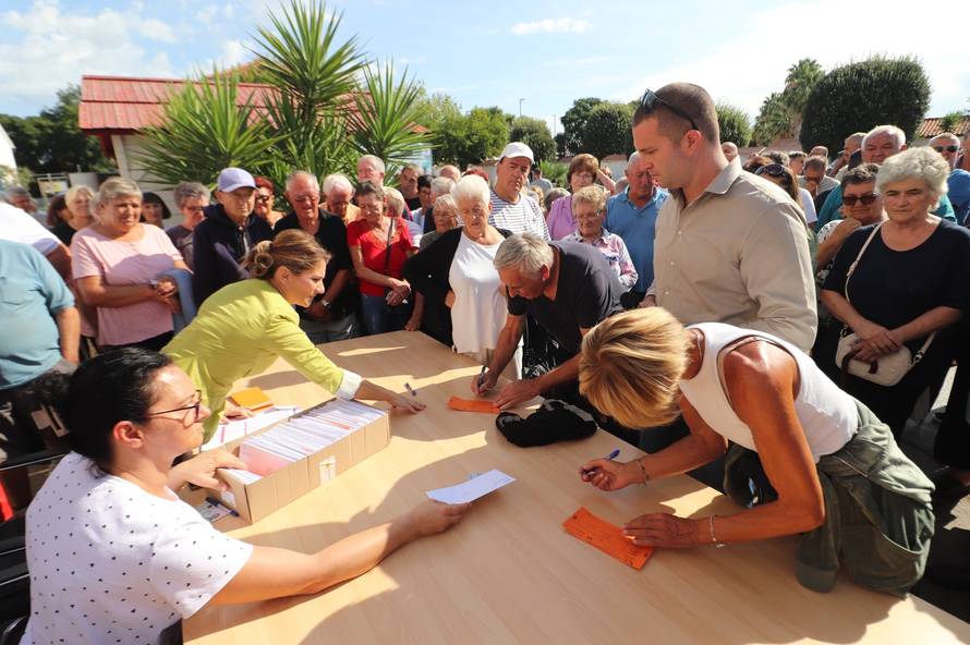 FOTO Građani Vira dobili po 1200 eura. Načelnik stigao u masu i dijelio im rješenja