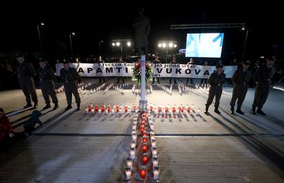 Brojni Zagrepčani zapalili su svijeće i lampione u spomen žrtvama Vukovara i Škabrnje