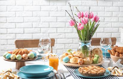 Uskršnji stol ukrasite cvijećem, jajima i figuricama zeca i pilića