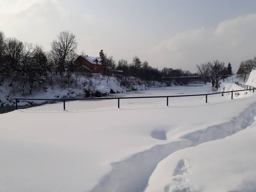 Policija se pješke probija kroz snijeg i građanima nosi hranu