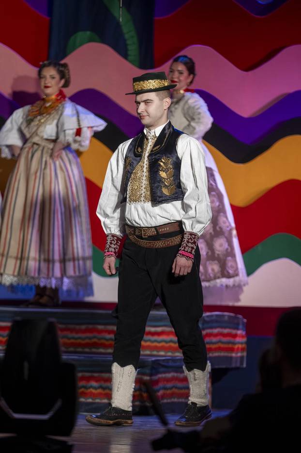 Županja: U sklopu 59. Šokačkog sijela održana Revija narodnih nošnji zlatara