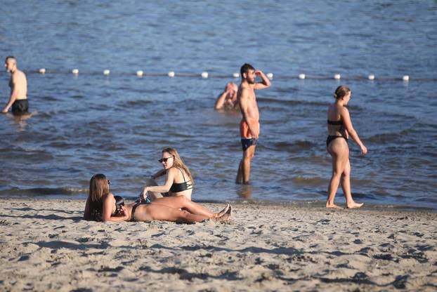 Osijek: Osječani pronašli osvježenje kupanjem na Dravi