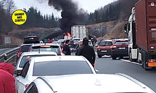 VIDEO Nova nesreća: Kamion se zakucao u drugi pa se zapalio! Zatvorili autocestu prema Rijeci