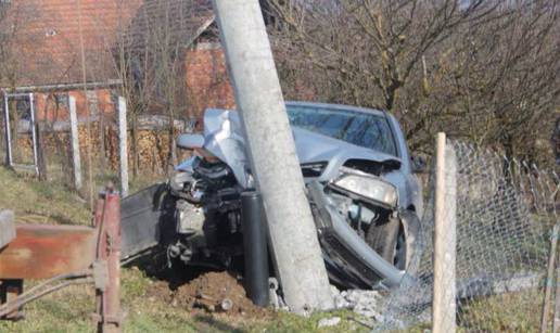 Zabila se autom u betonski stup, ima samo laške ozljede