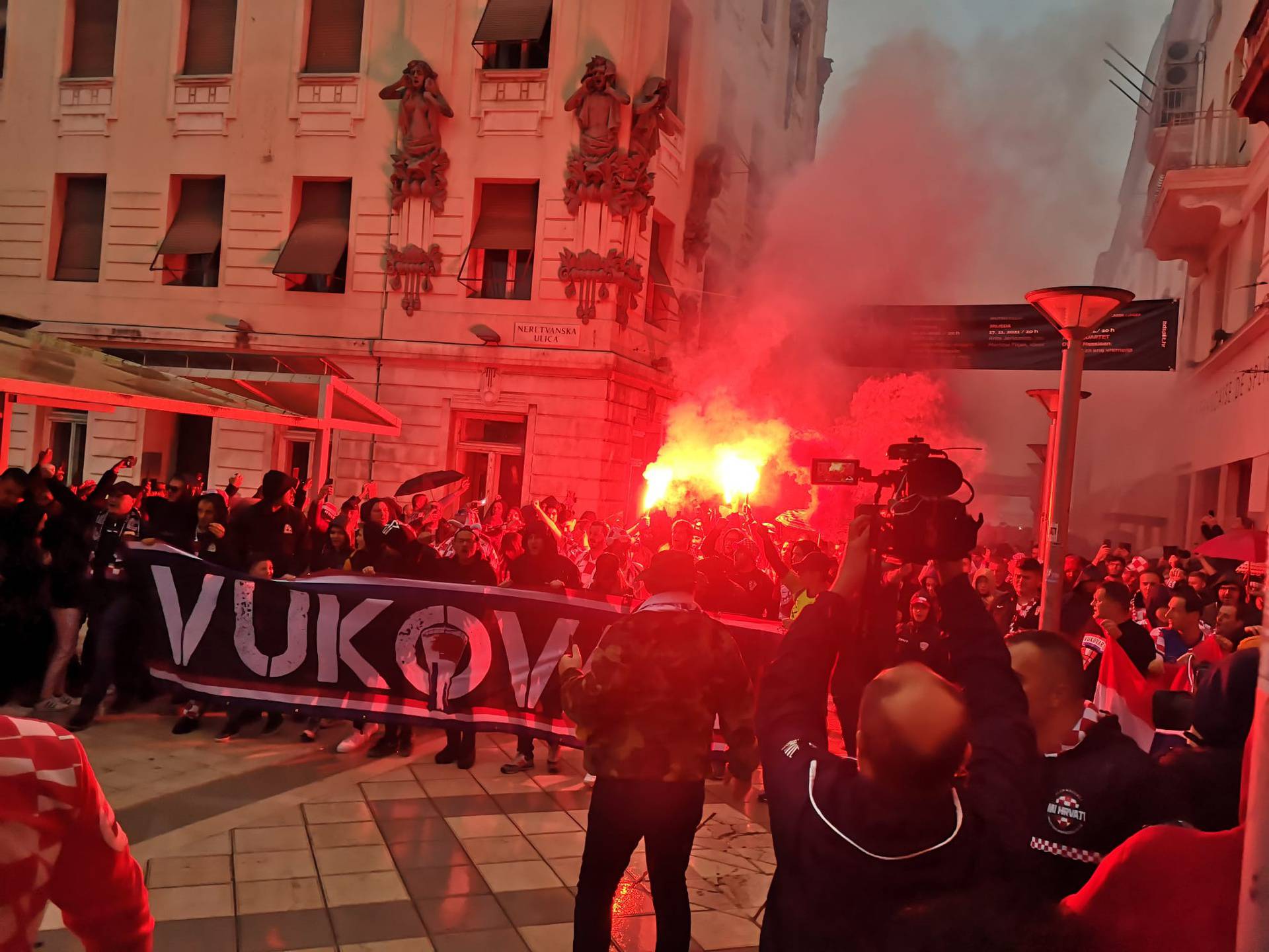 Kockasta ludnica zahvatila Split, korteo i ovacije Raketi i Miši...