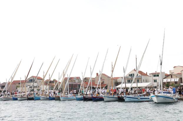 FOTO Čuvari stoljetne tradicije: Drveni brodovi utrkivali se na 'Regati za dušu i tilo' u Betini