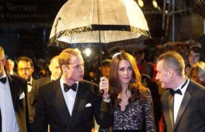 Princ William kao pravi kavalir pazi da mu Kate ne pokisne