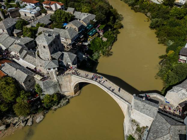 Neretva u Mostaru promijenila boju, više nije zelena nego smeđa i prljava