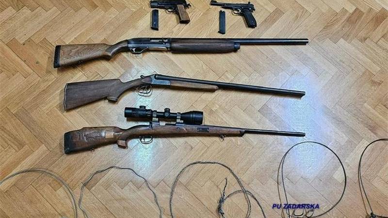 FOTO Biogradska policija ulovila krivolovca: Postavljao zamke po šumi, našli arsenal oružja!