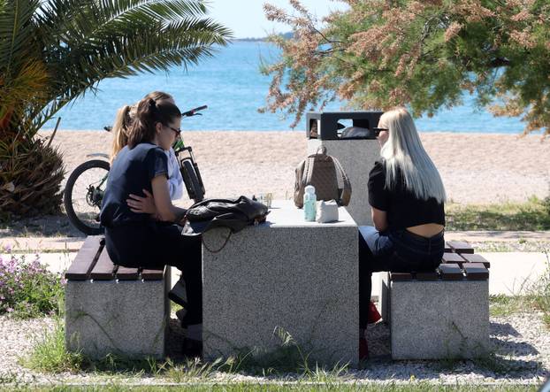 Brodarica: Sun?an dan za ugodna druženja i sun?anja na Rezalištu