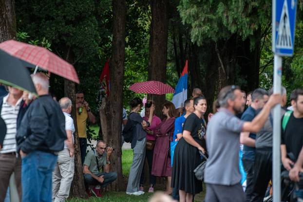 Podgorica: Ispred zgrade Vlade Crne Gore održan je provjed zbog nezadovoljstva najavom da će biti podržana Rezolucija o Srebrenici u UN-u