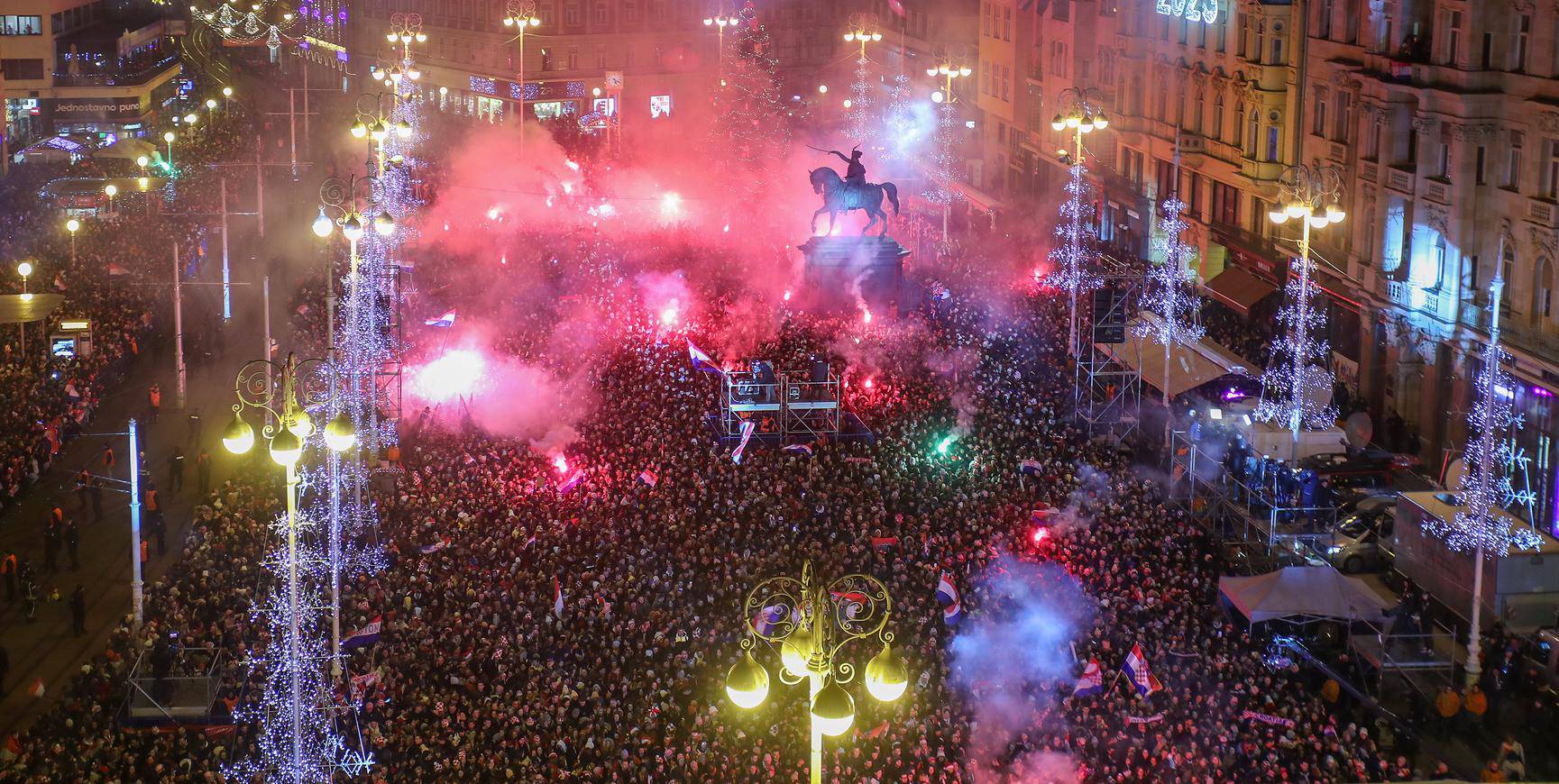 Zagreb: Pogled na glavni Trg prepun navija?a koji su spremni za do?ek Vatrenih