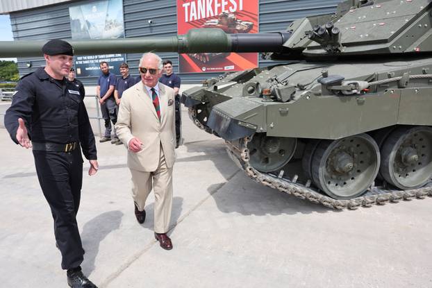 Kralj Charles III. vozio tenk tijekom Dana obitelji Kraljevske tenkovske pukovnije