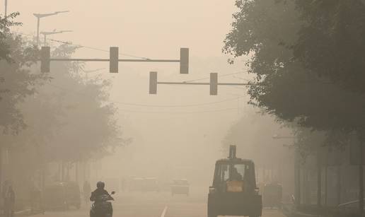 VIDEO New Delhi prekriva gusti smog pa se zgrade jedva vide