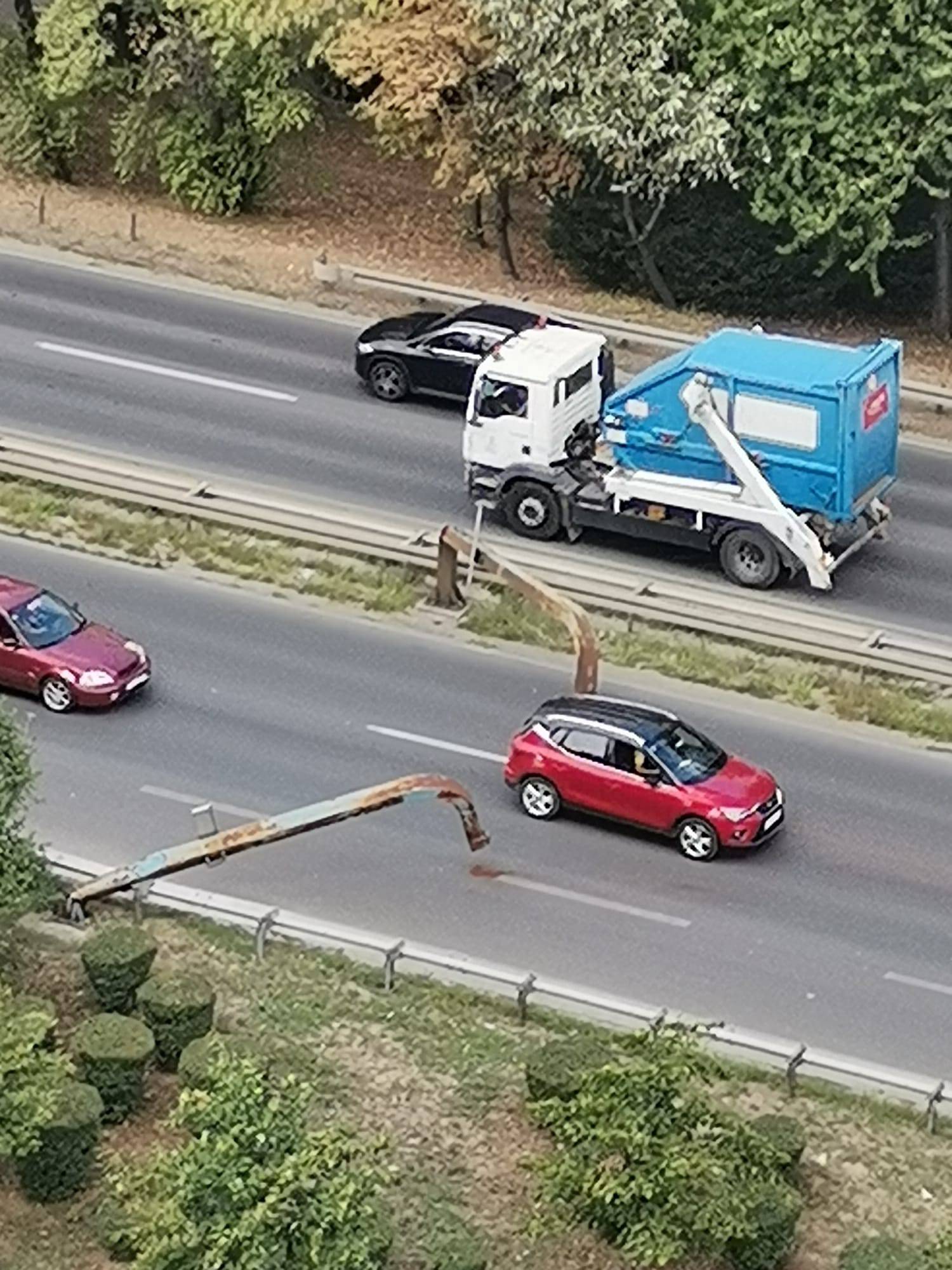 VIDEO Krš i lom na Slavonskoj u Zagrebu: Dizalicom srušio stup sa znakovima, nastao kolaps