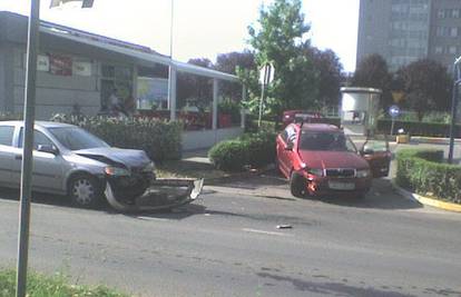 Išao po ženu u bolnicu pa se sudario s automobilom