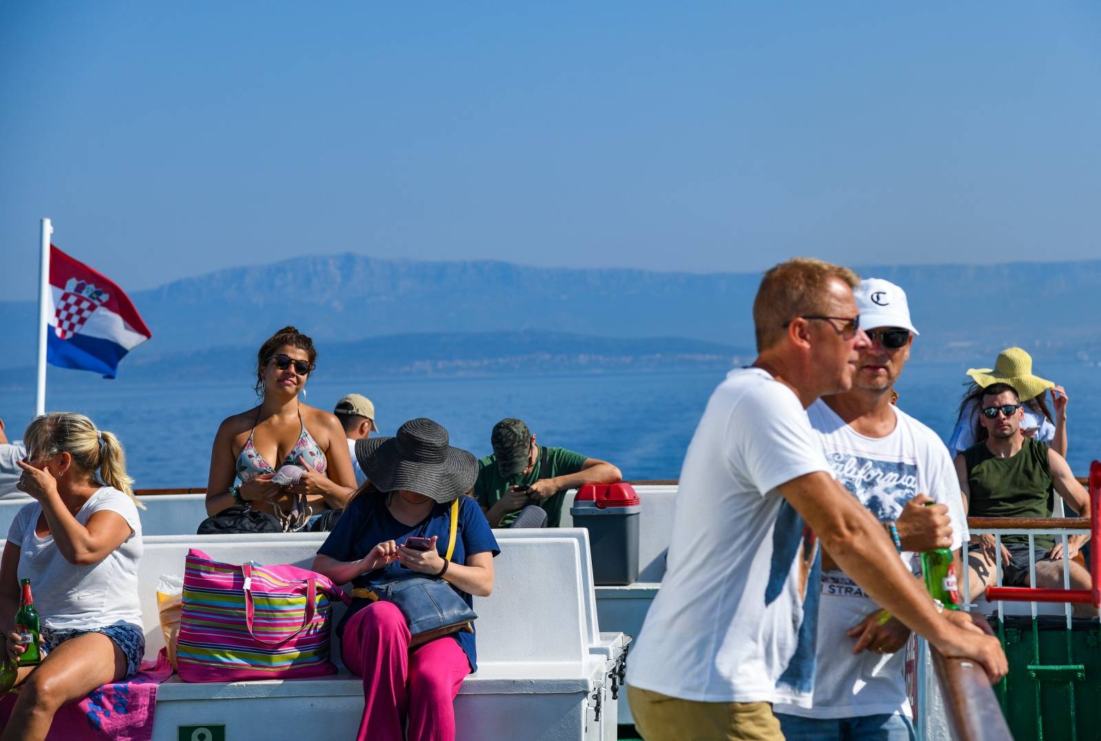 Turisti na trajektu Petar Hektorović koji vozi na liniji Split - Vis