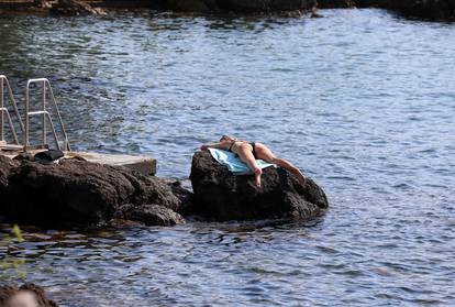 FOTO Vruće u Opatiji: Građani spas potražili na plaži Slatina