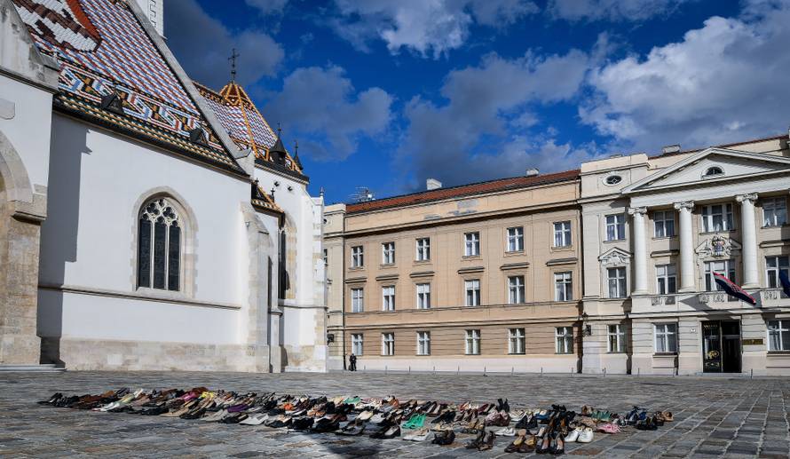 156 pari cipela, 156 ubijenih žena. Je li vam sada jasnije?