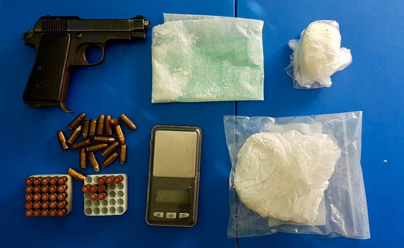 Trogirska policija uhitila ženu, kod nje su našli drogu i pištolj