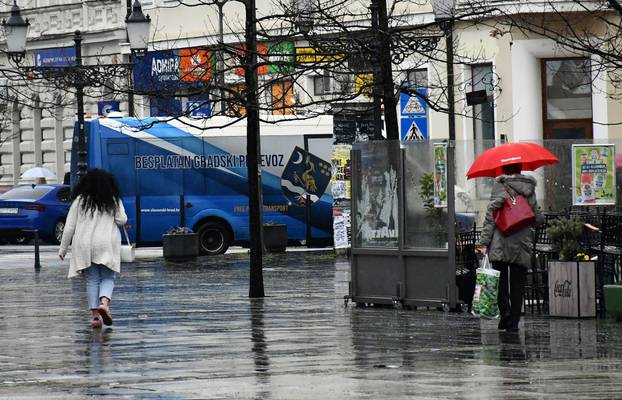 Slavonski Brod:  Kišno i tmurno proljetno poslijepodne na gradskim ulicama