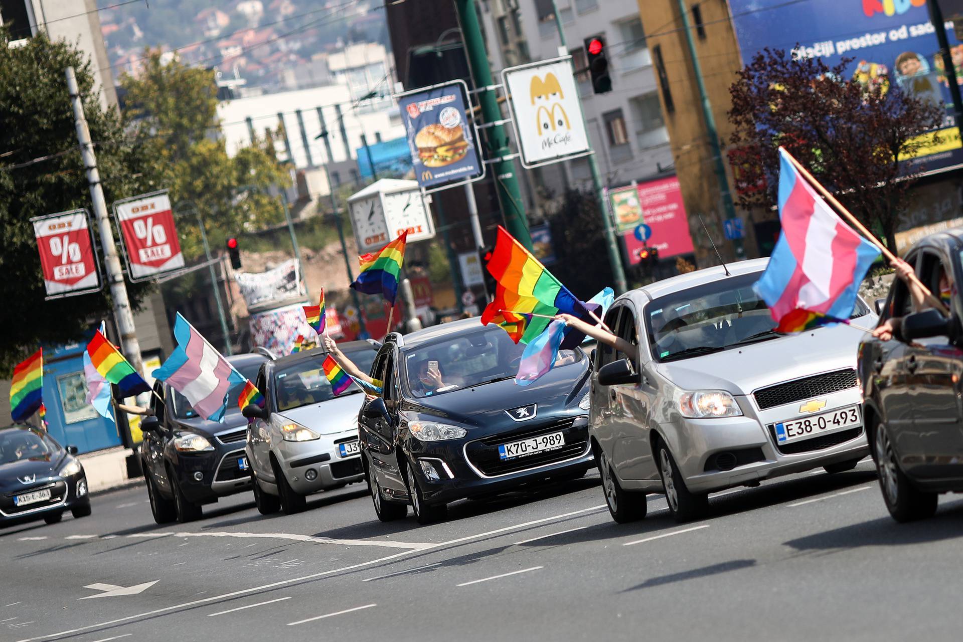 Parada ponosa u Sarajevu: U autima su se vozili zbog korone
