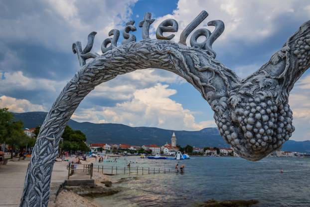 Kaštel Štafilić: Ljetni pljusak na plaži Gabine