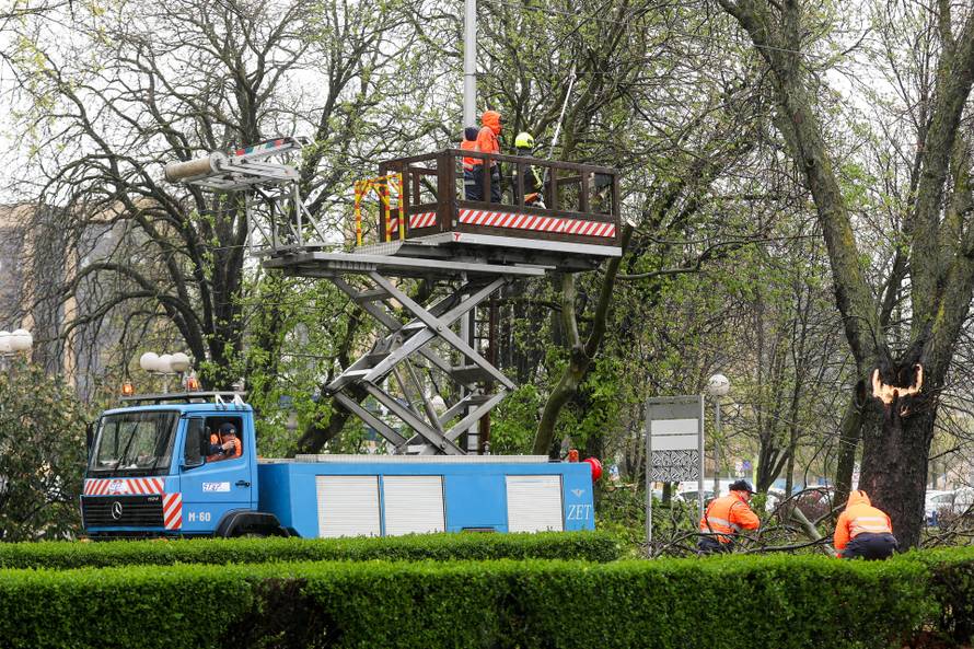 Zagreb: Zatvorena Vukovarska ulica  u smjeru zapada radi uklanjanja stabla