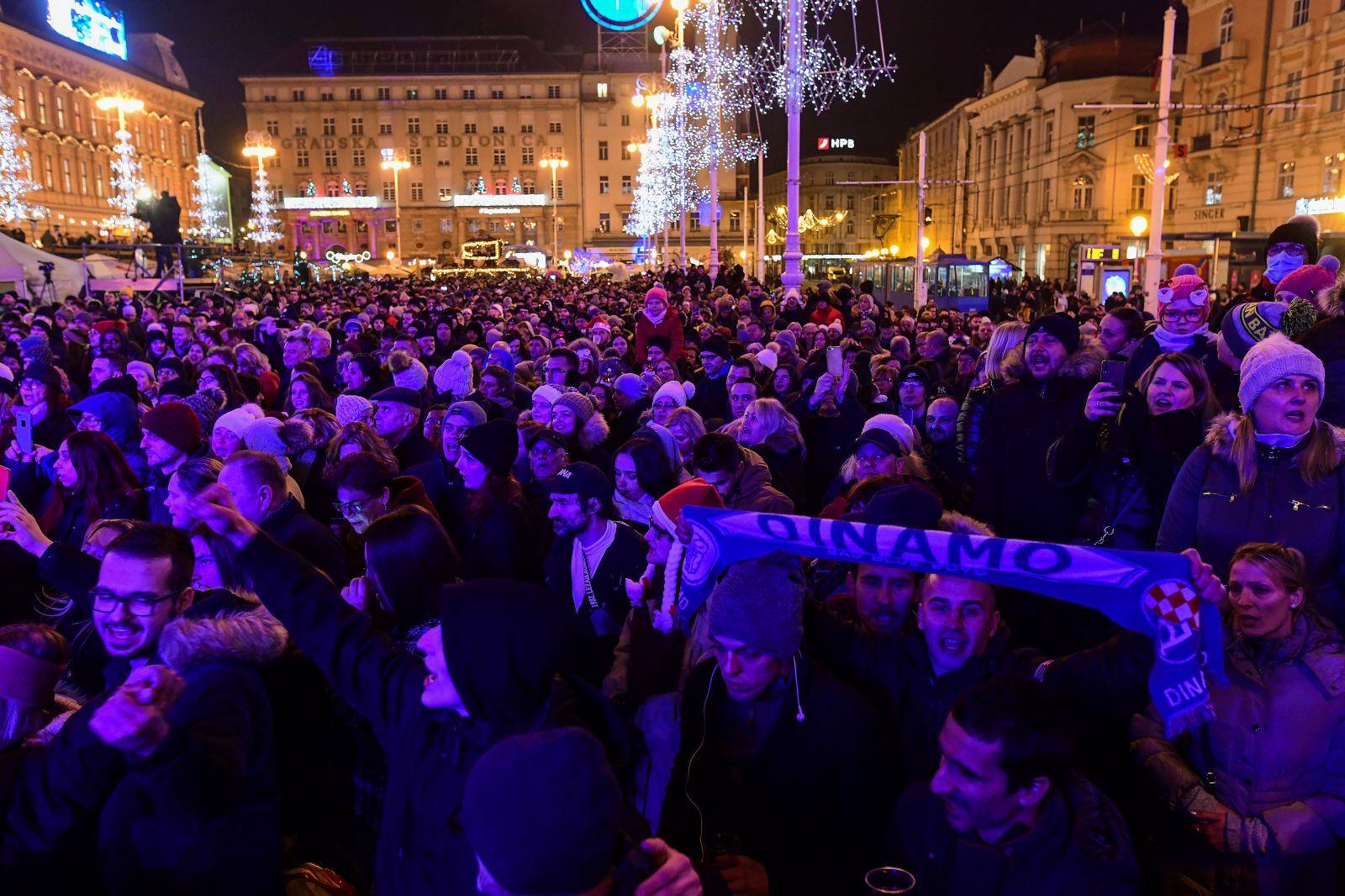 Zagreb: Ispraćaj Stare godine na Trgu bana Jelačića počeo nastupom Novih fosila