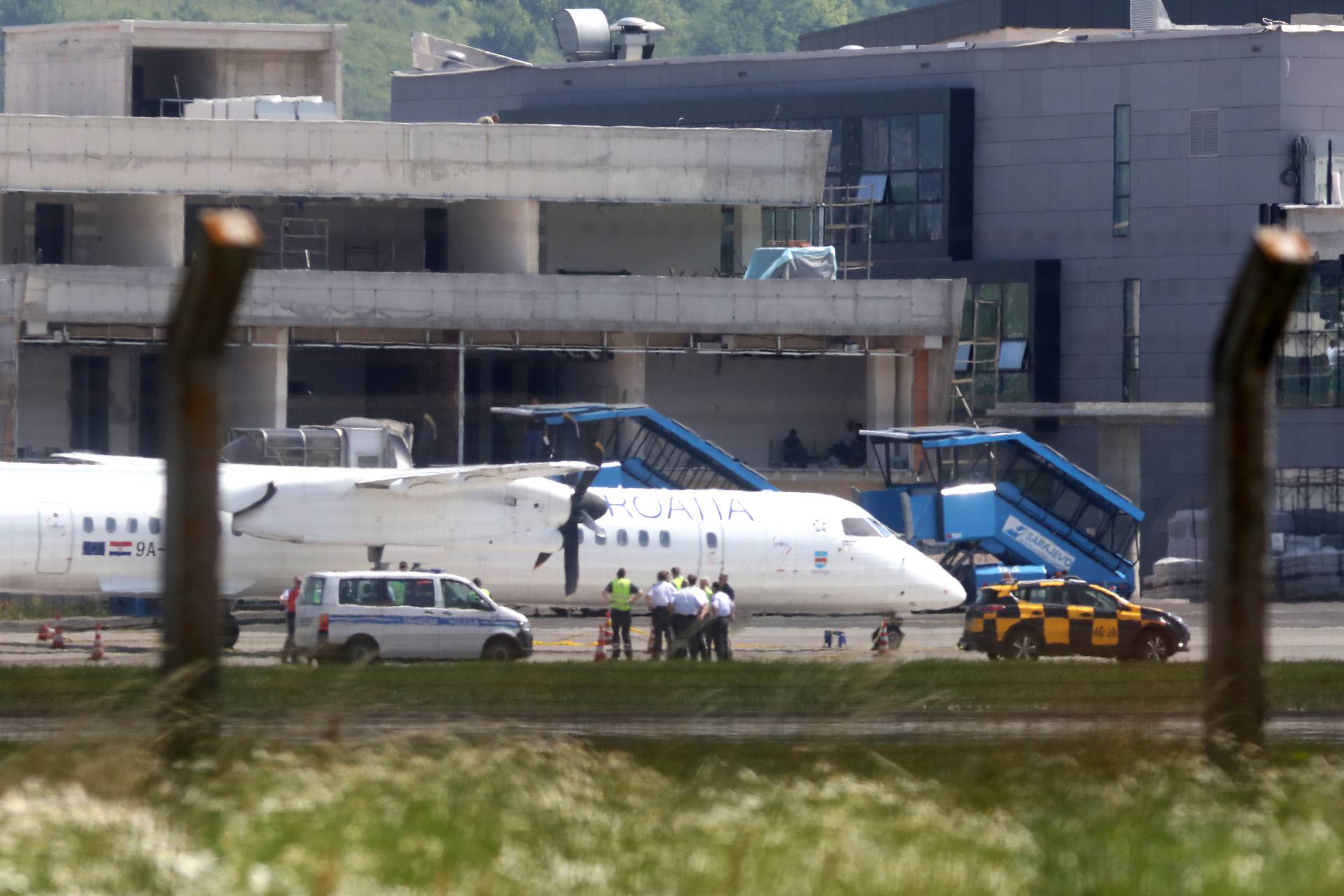 Oštećen zrakoplov Croatia Airlinesa na letu za Sarajevo, sumnja se na vatreno oružje