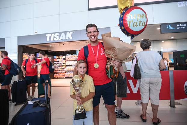 Zagreb. Doček Hrvatske rukometne reprezentacije gluhih koja je na Svjetskom rukometnom prvenstvu u Danskoj osvojila zlatnu medalju